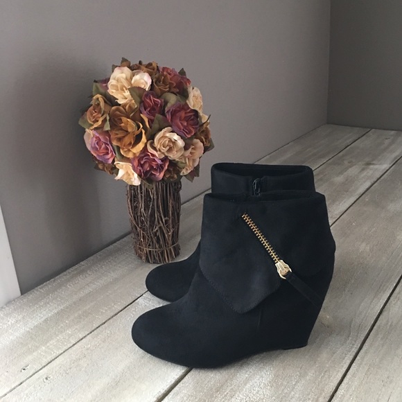 Rebel by Zigi Shoes - NWT Black Suedette Wedge Heel Booties Boots sz 7.5